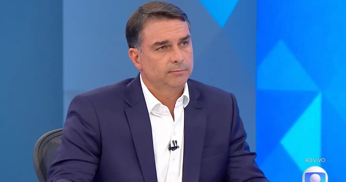 Flávio Bolsonaro sentado no estúdio da Globo durante a sabatina de 28 de agosto de 2026