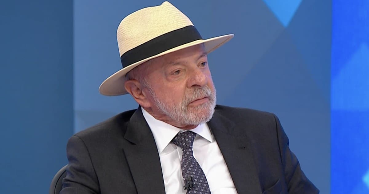 Lula, de chapéu e terno, sentado no estúdio da Globo durante a sabatina de 27 de agosto de 2026