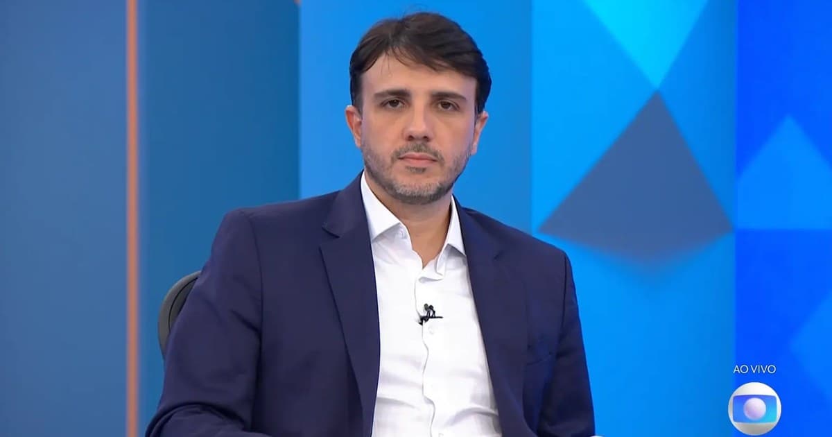 Renan Santos sentado no estúdio da Globo durante a sabatina do Jornal Nacional de 26 de agosto de 2026